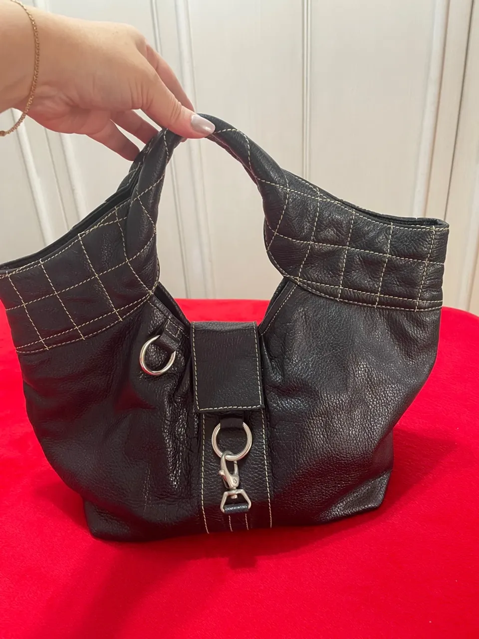 Bolsa de couro preta, detalhes em costura