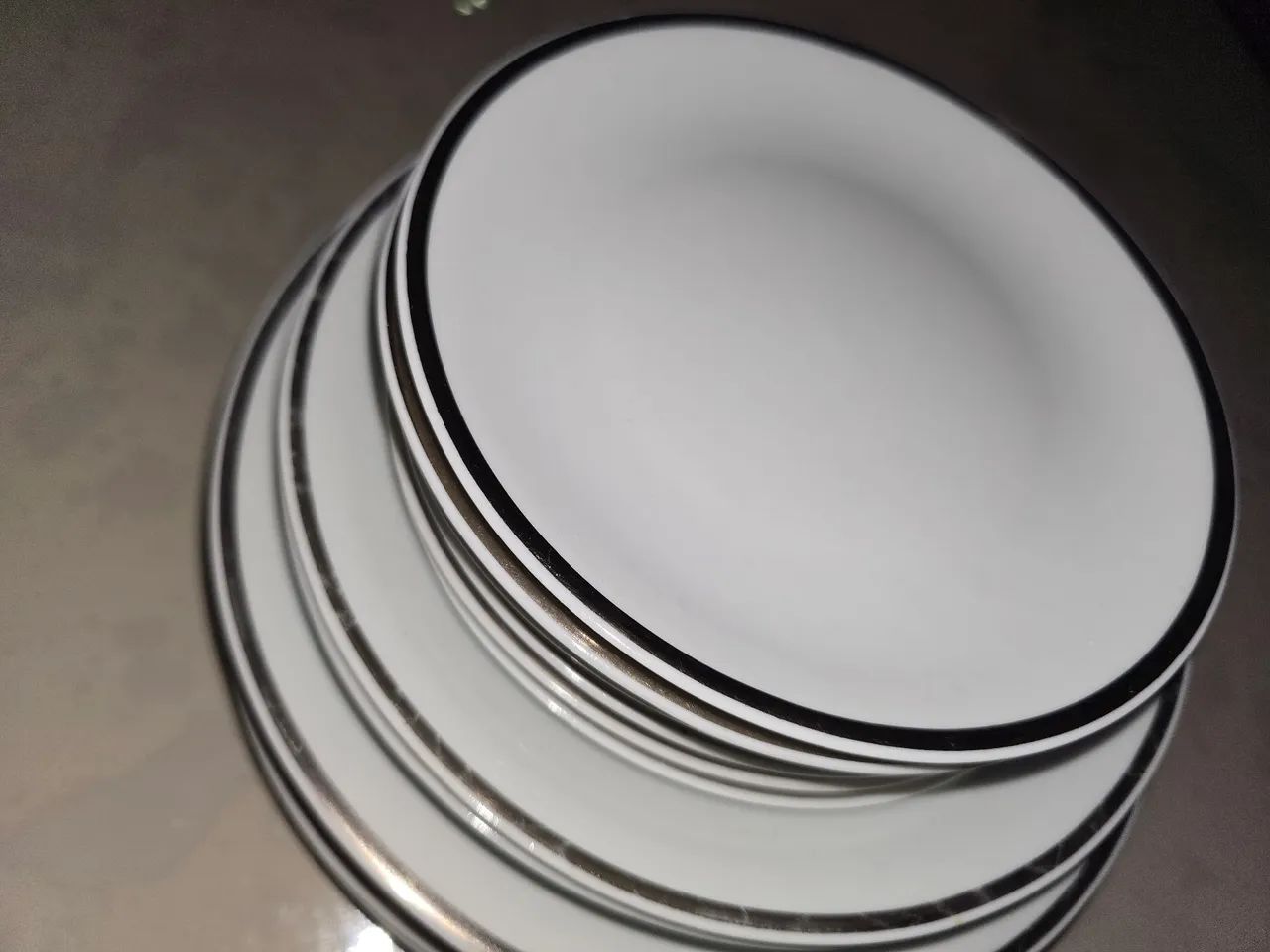 Jogo de pratos branco com detalhes em dourado - Foto 2