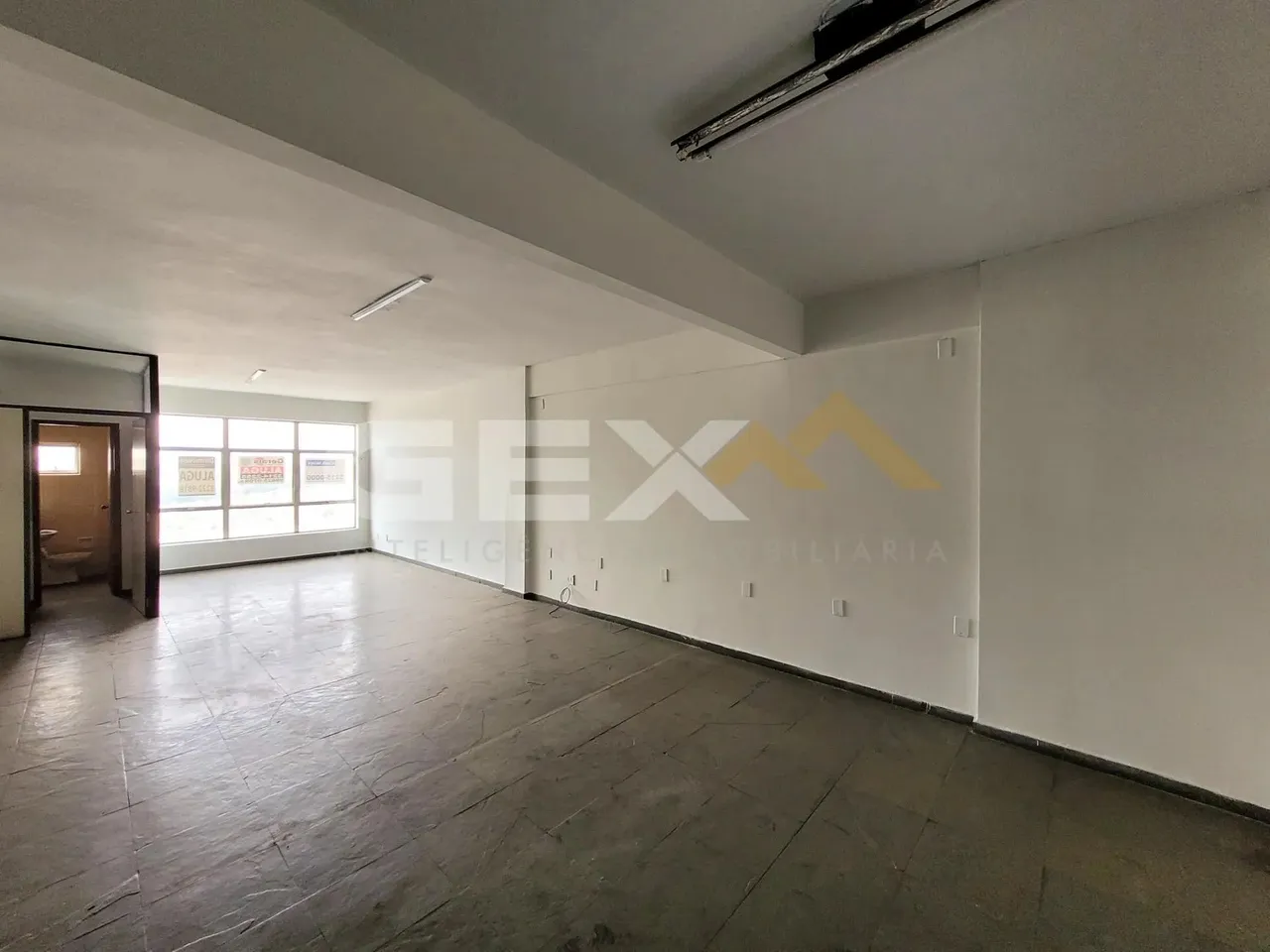 Sala comercial à venda no Centro.