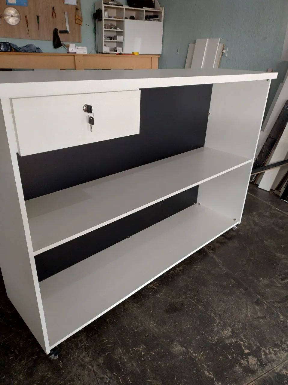 Balcão branco com ripado preto/'/caixa/atendimento  - Foto 4