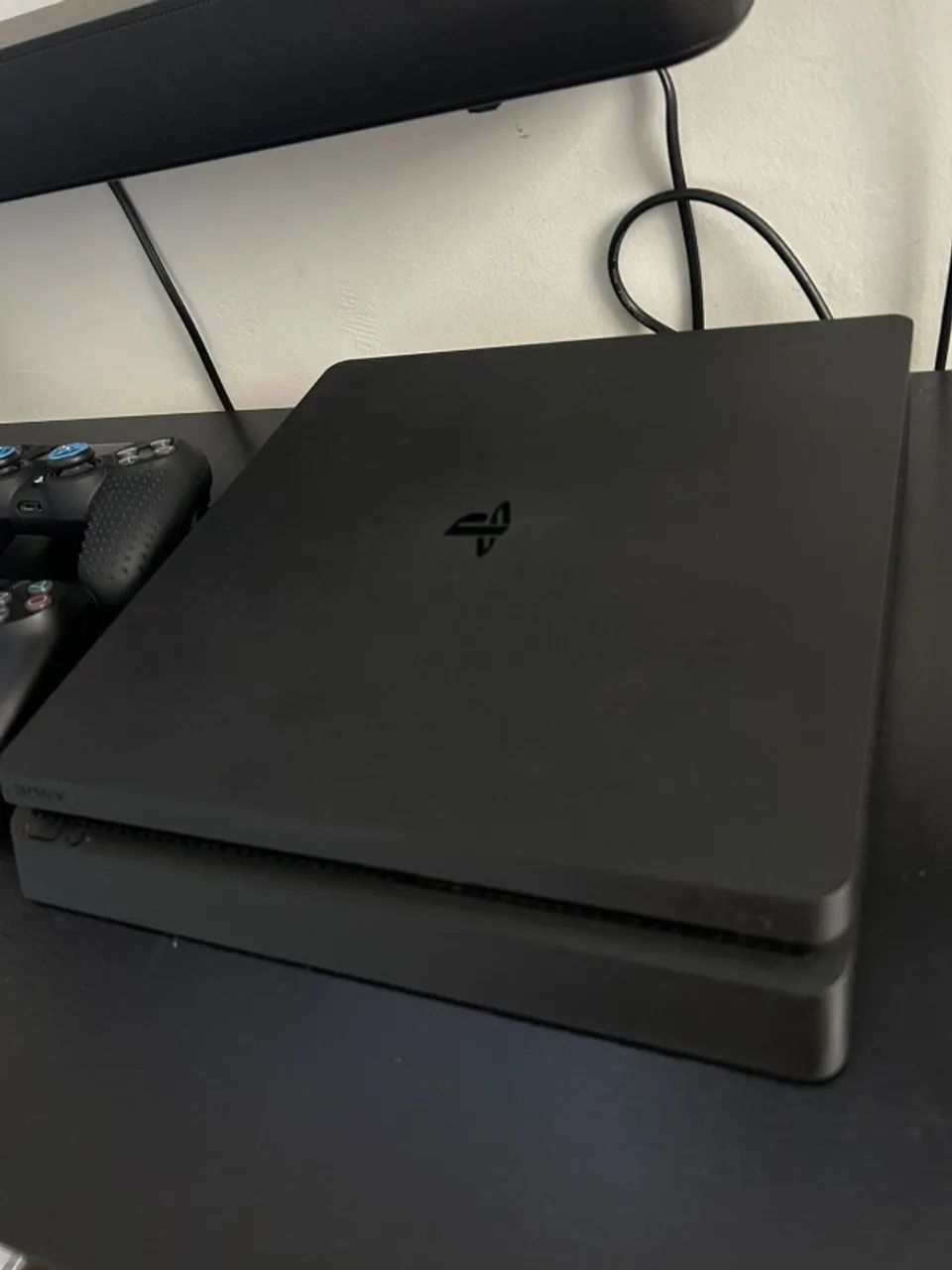 PS4 Slim - 1TB - 2 controles - Foto 2