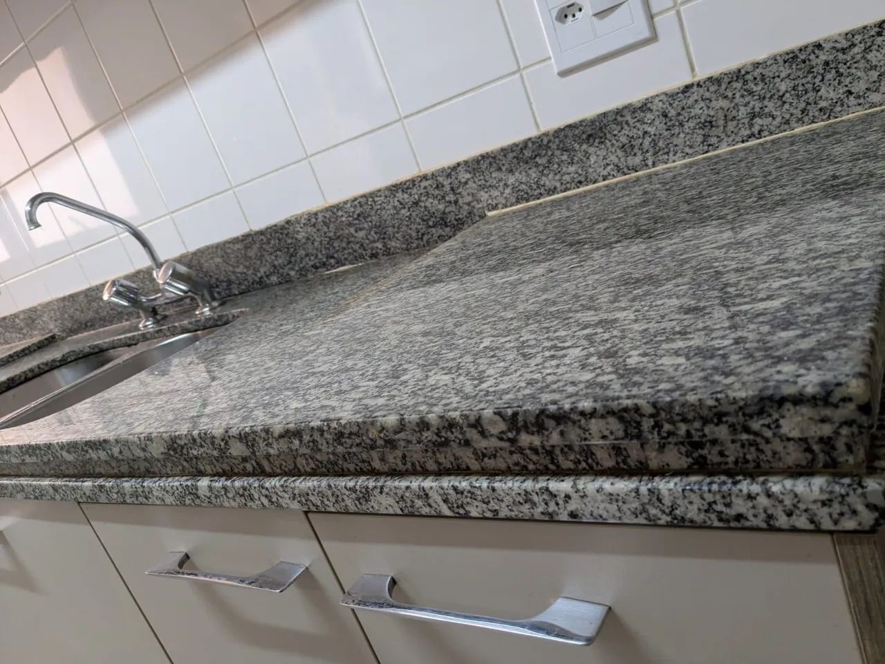 Kitchen sink made of granite with faucets64168503897729124