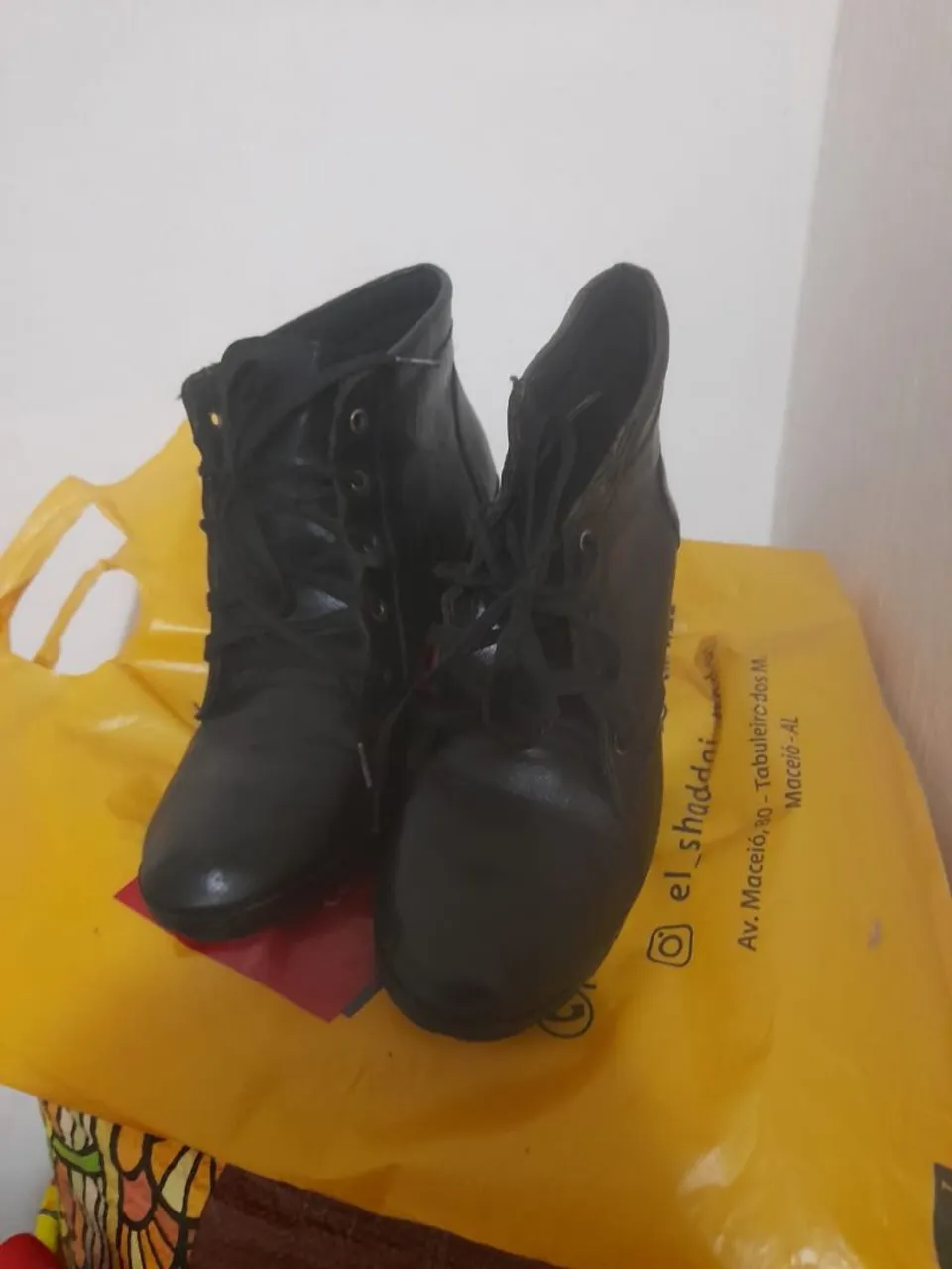Botas Femininas de Couro Preto n.38
