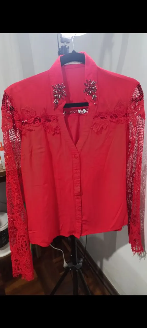 Camisa de renda vermelha
