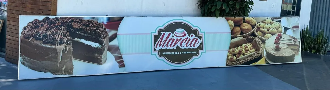 Placa em lona e alumínio