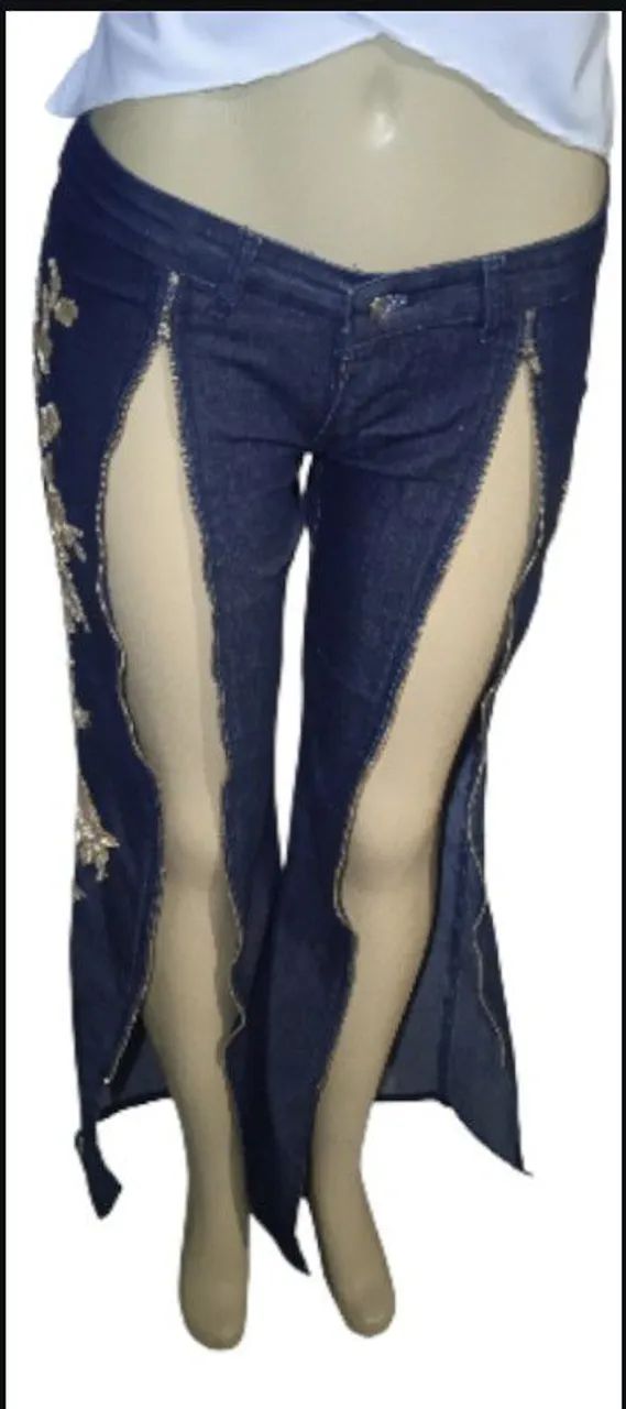 Calça Jeans Flare com Zíperes e Detalhes Dourados - Foto 2