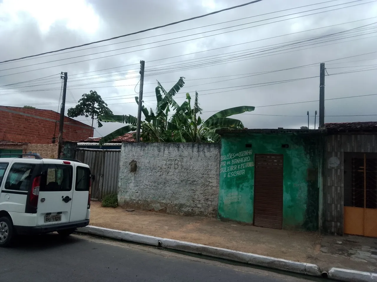 Terreno com uma pequena casa