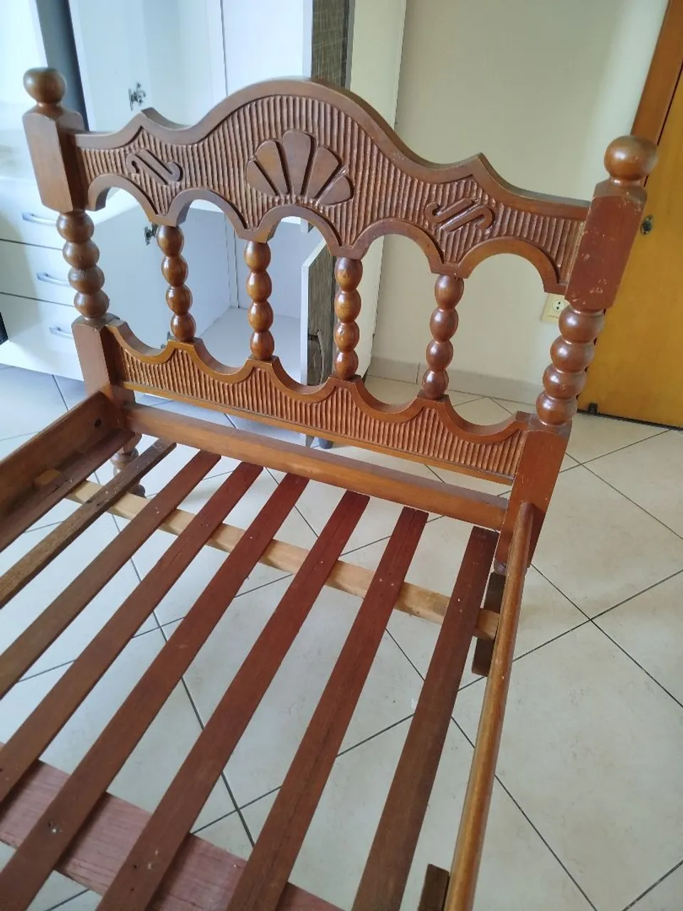 Cama de Madeira Entalhada com Design Clássico