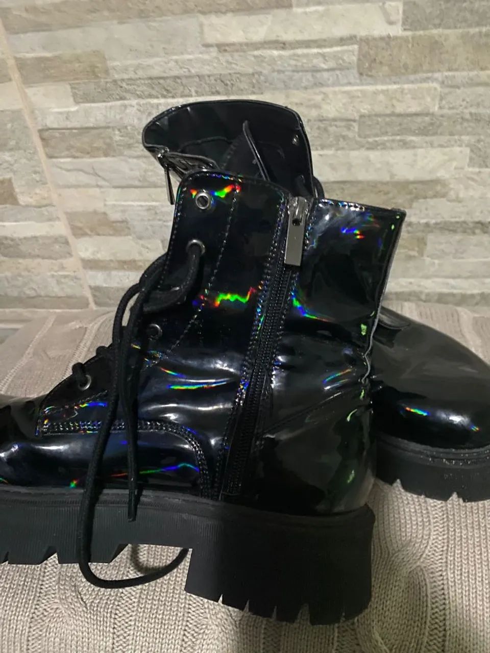 Botas tratoradas pretas com efeito holográfico - Foto 4