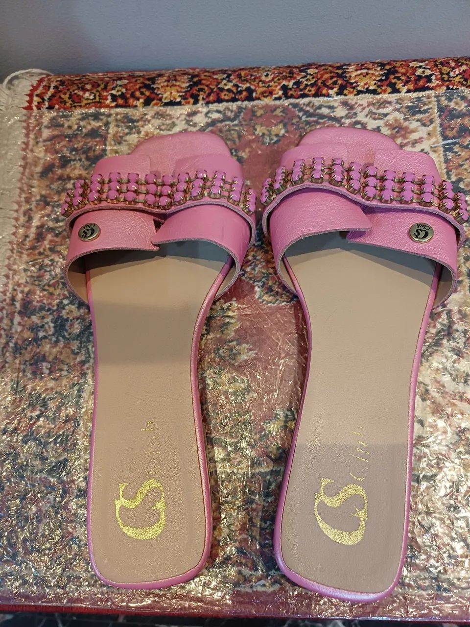 Rasteira Carmen Steffens semi-nova rosa com pedraria,  tam.36. - Foto 2