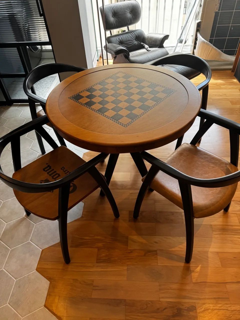 Mesa de jogos redonda com tampo verde e cadeiras - Foto 2