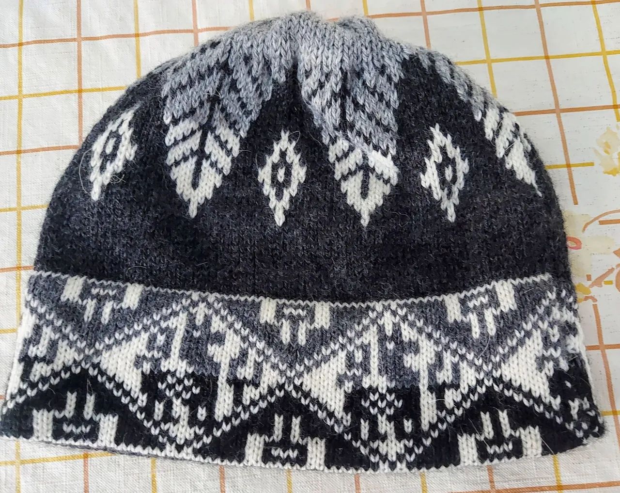 Touca de lã do Peru tricotada com design étnico
