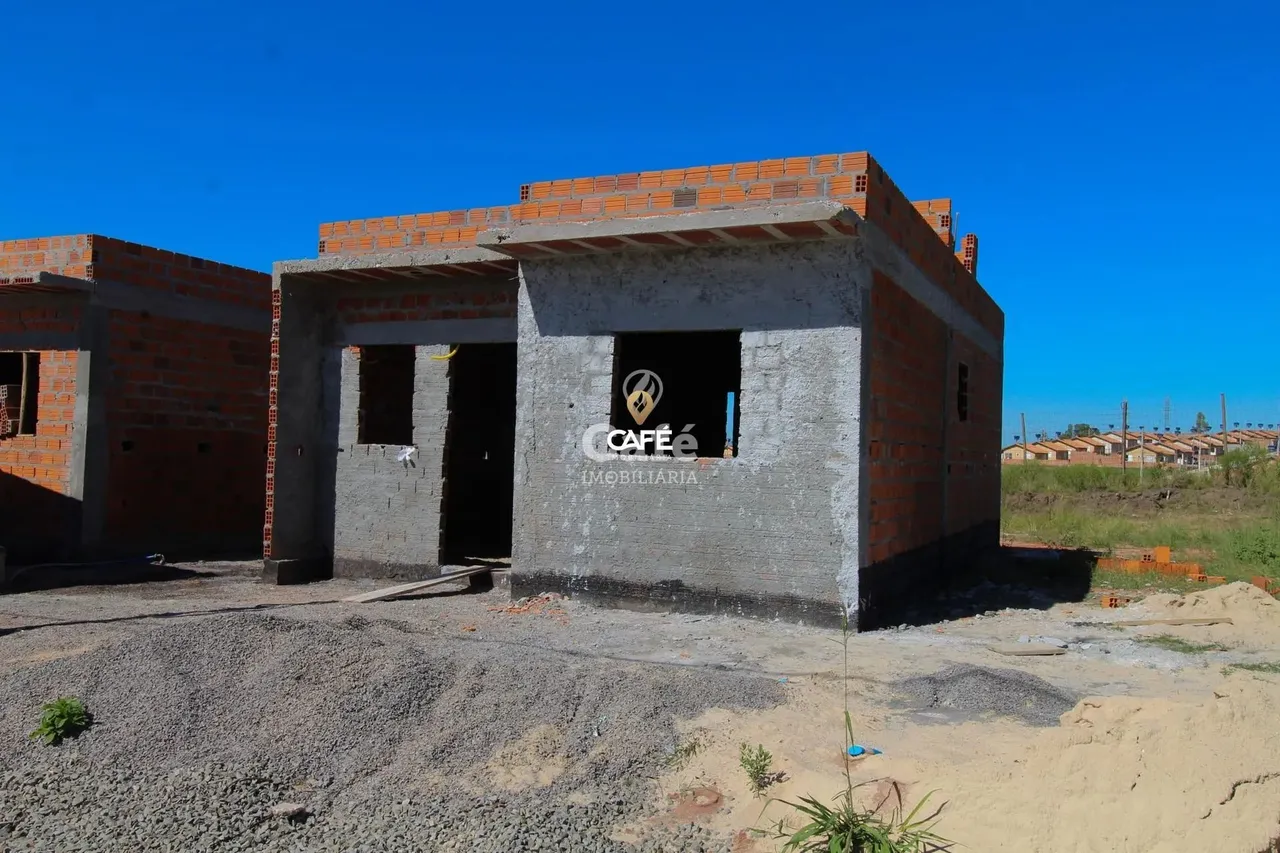 Casa com 2 dormitórios , sala e cozinha conjugadas ,área de serviço e 1 banheiro