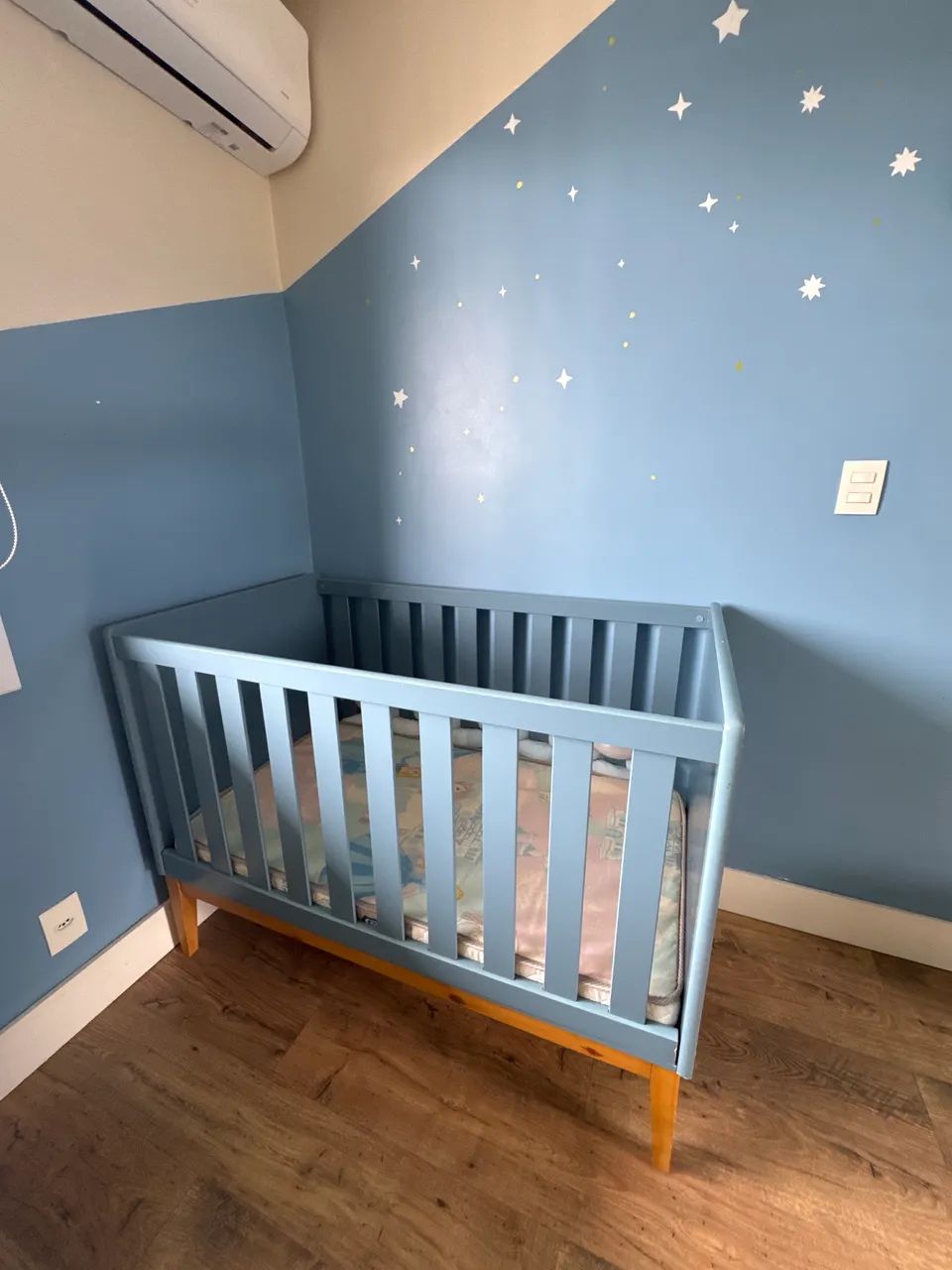 Berço e cômoda para bebê 
