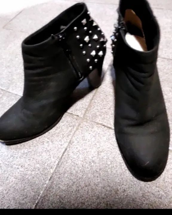 Botas pretas com tachas