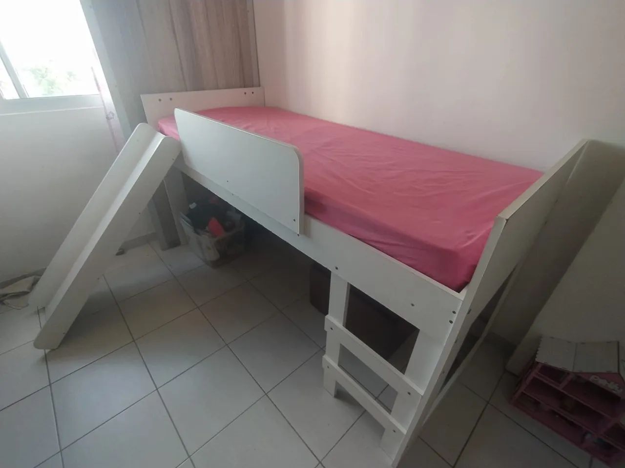 Cama infantil com escorregador