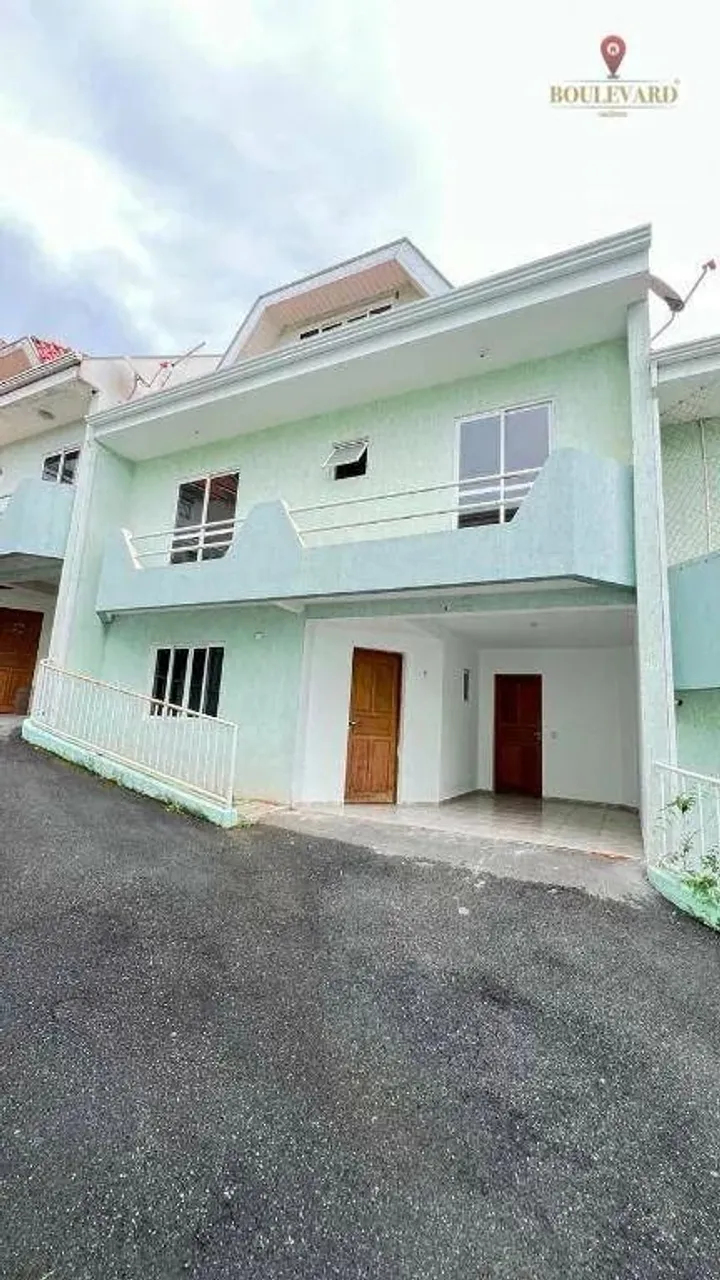 Sobrado em condomínio fechado com 3 dormitórios à venda, 149 m² por R$ 579.000 - Xaxim - C