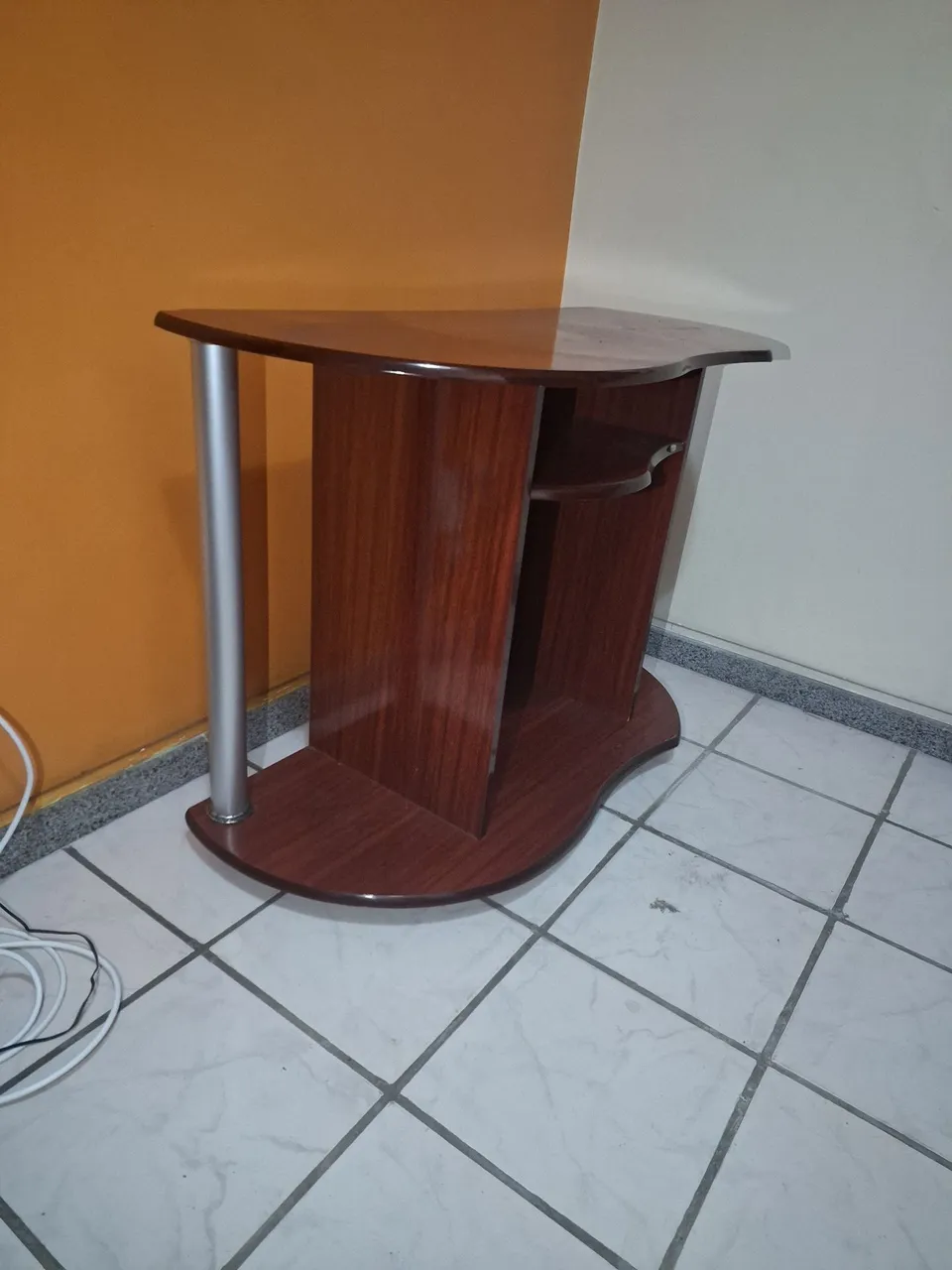 Mesa de canto em madeira