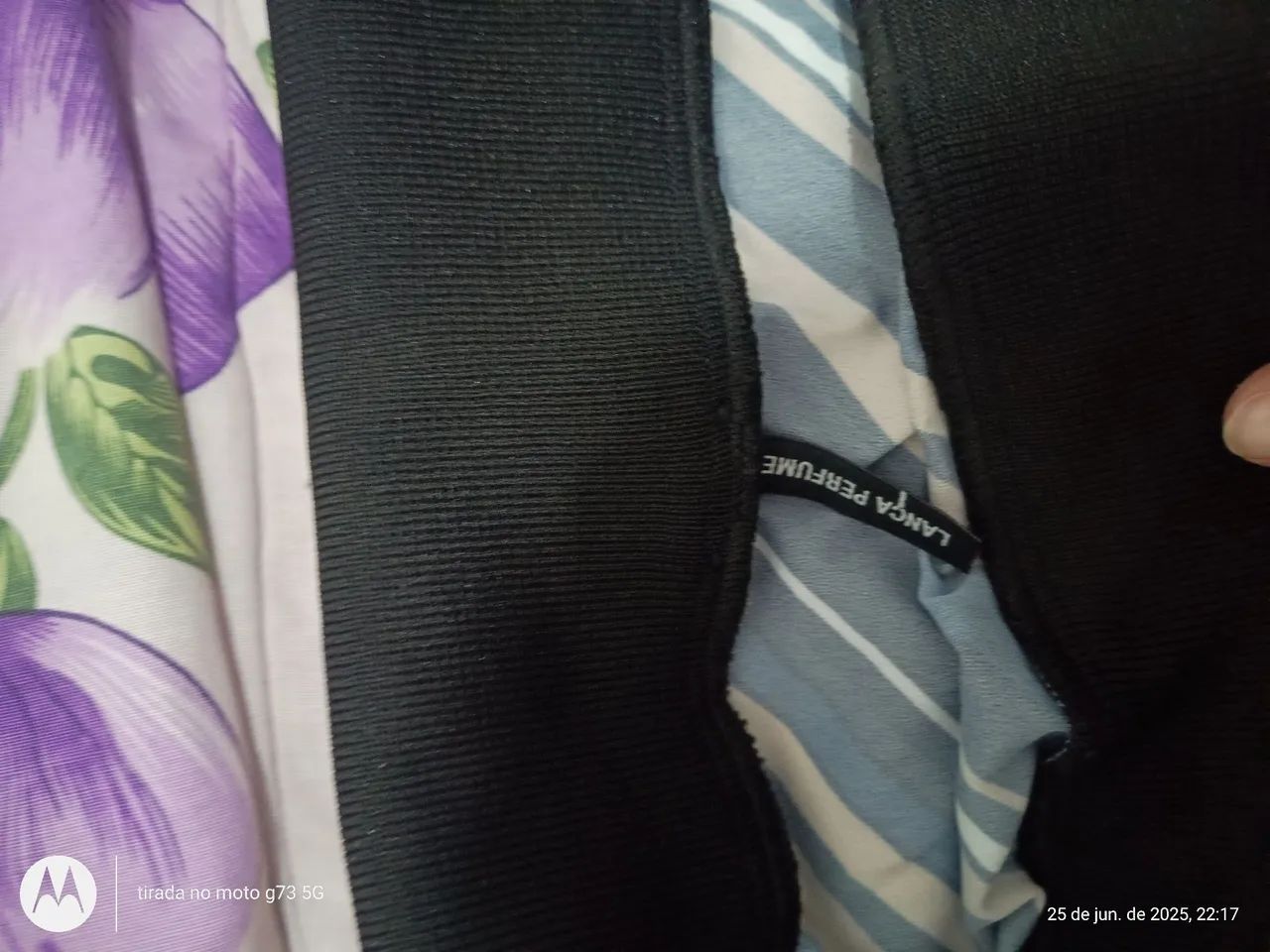 Blusa listrada com detalhe de babado - Foto 2