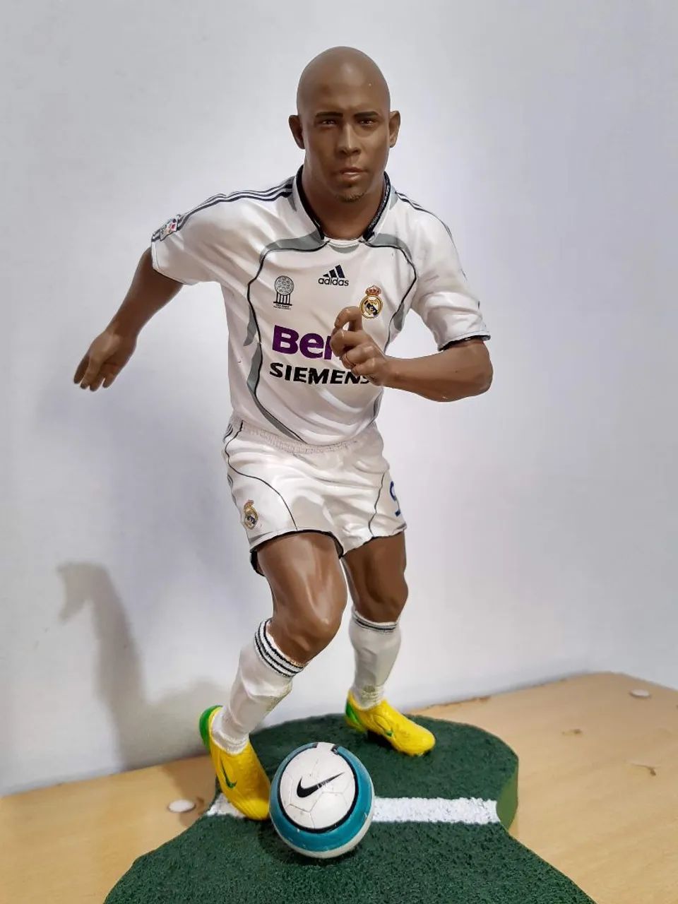 Miniatura Ronaldo Fenômeno Real Madrid FT Champs30 cm - Hobbies