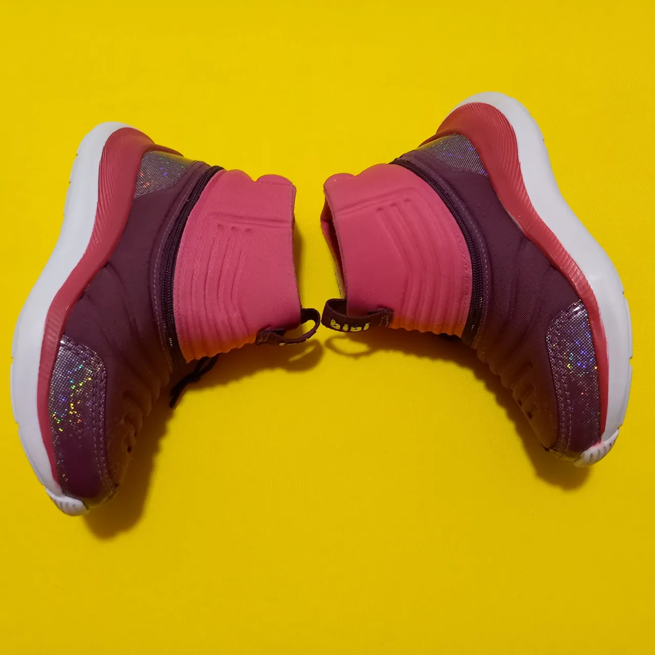 Botas infantis modernas e confortáveis da BiBi no tamanho 25