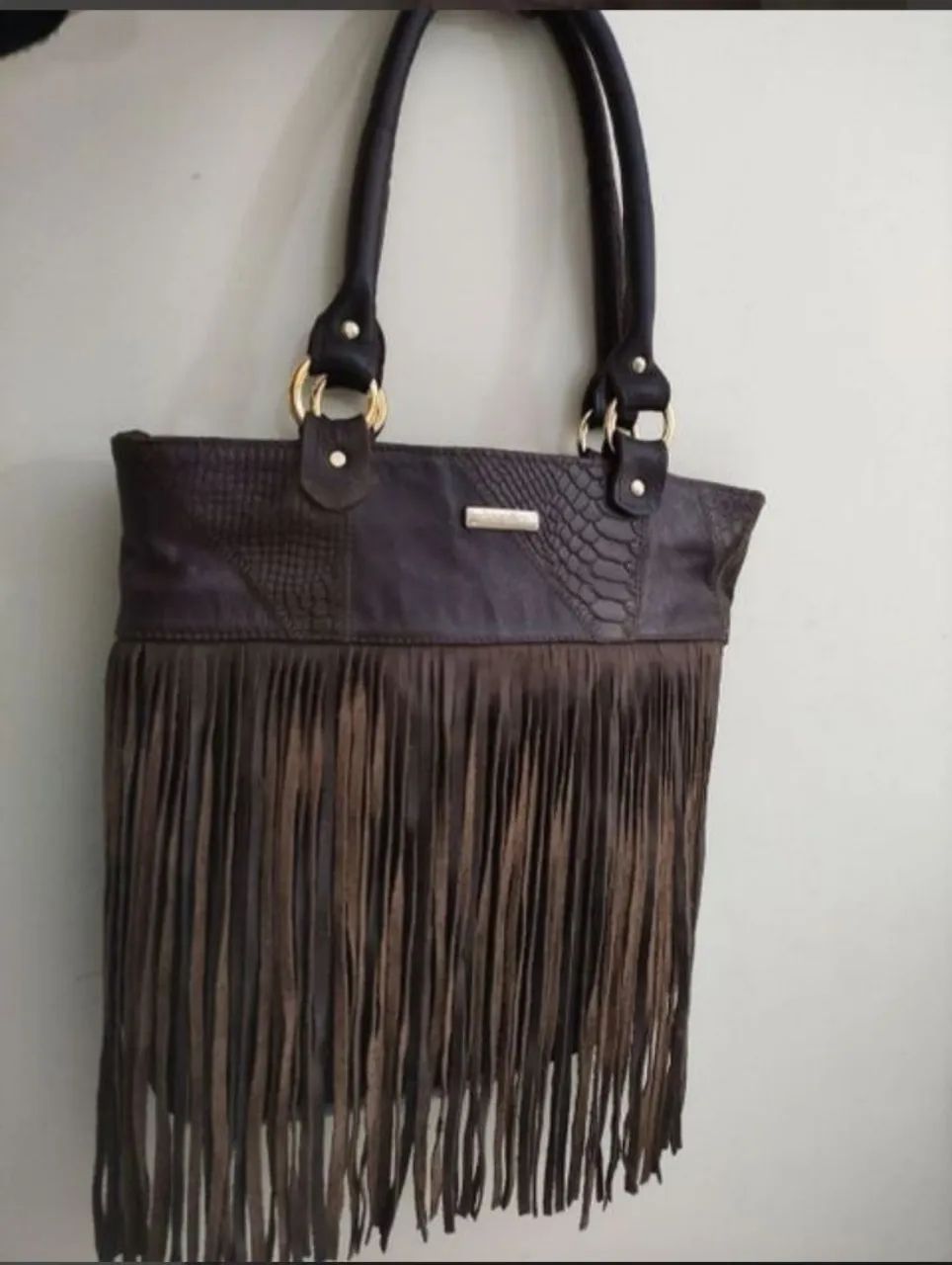Bolsa de ombro marrom com franjas