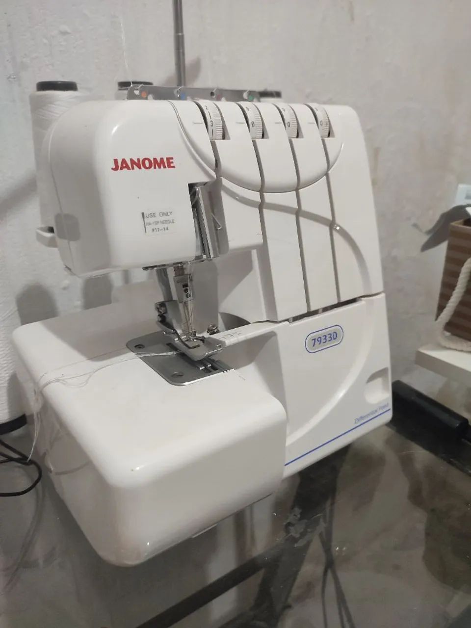 Máquina de Overlock Janome 79330 - Foto 2