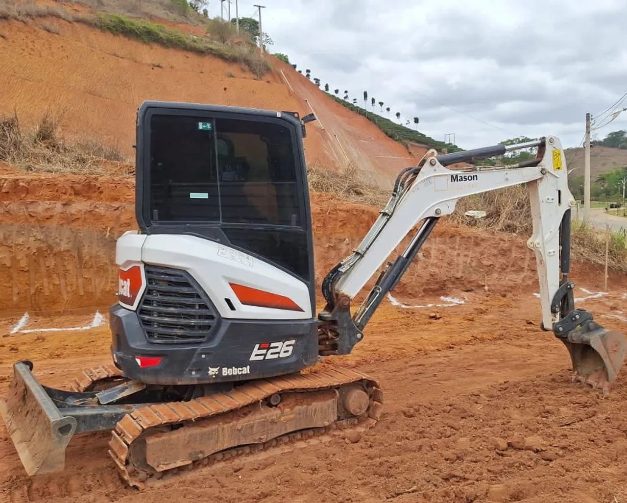 Mini escavadeira Bobcat E26 cabinada semi nova  - Foto 2