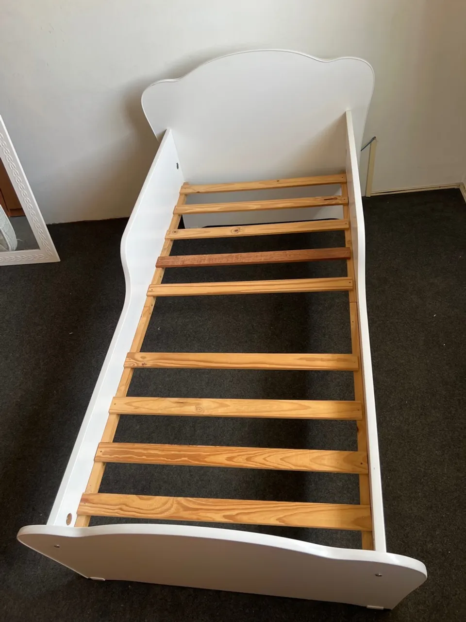 Cama infantil branca com estrado de madeira