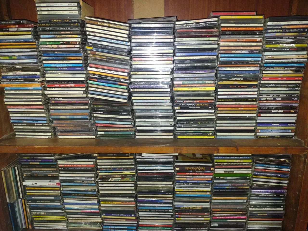 Lote com 100 Cds, originais, gêneros diveros, bom estado.