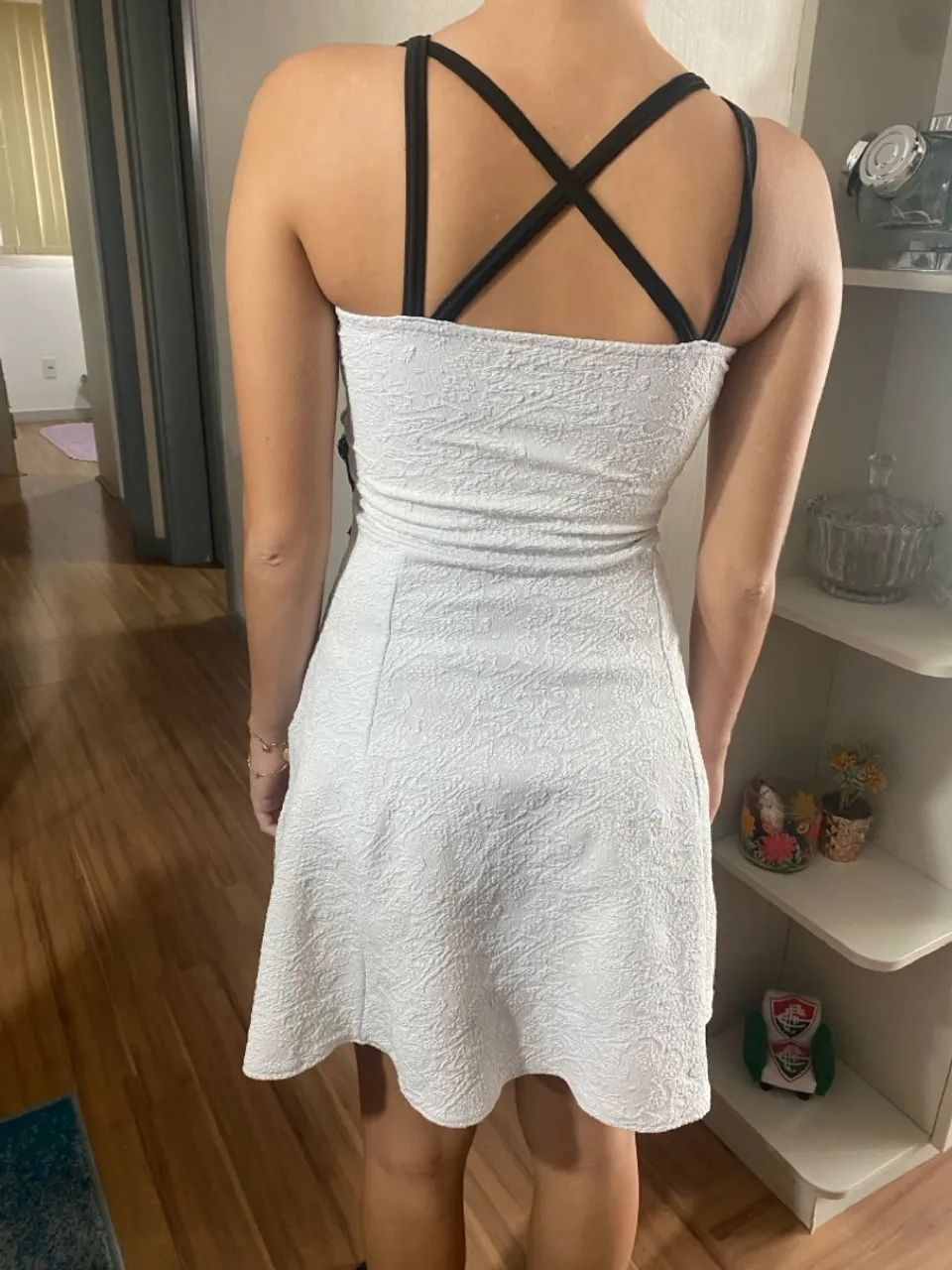 Vestido branco com detalhe em renda preta - Foto 2