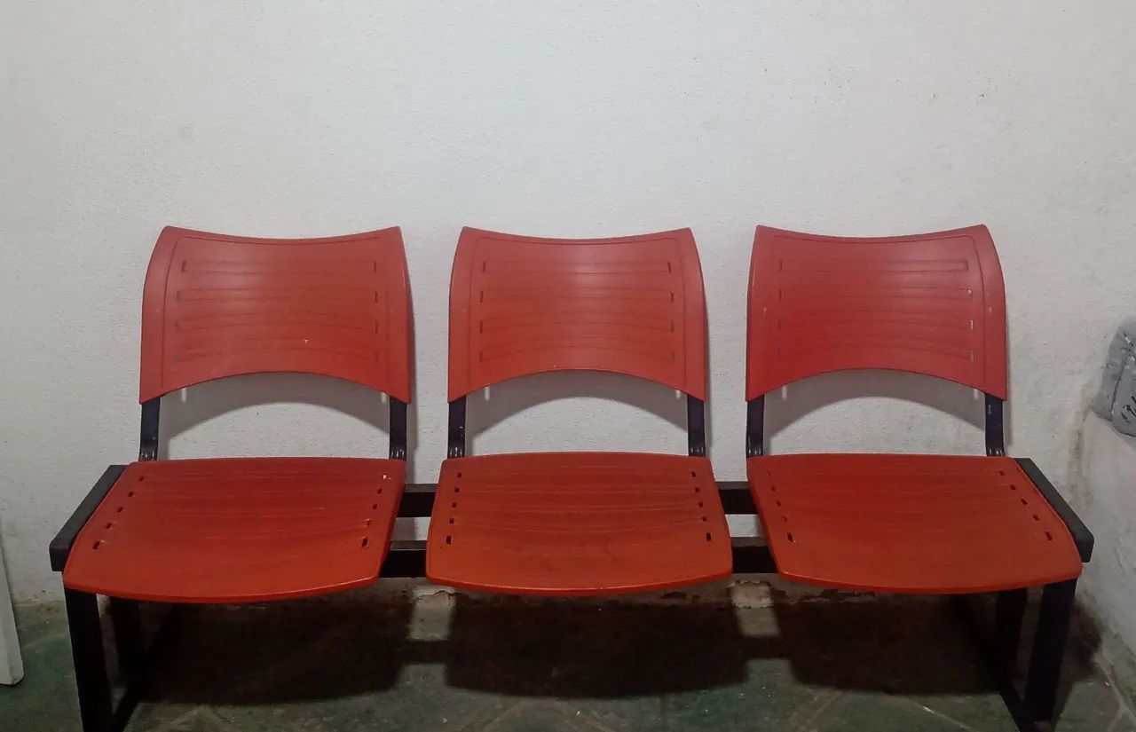 Ótima Longarina três lugares 