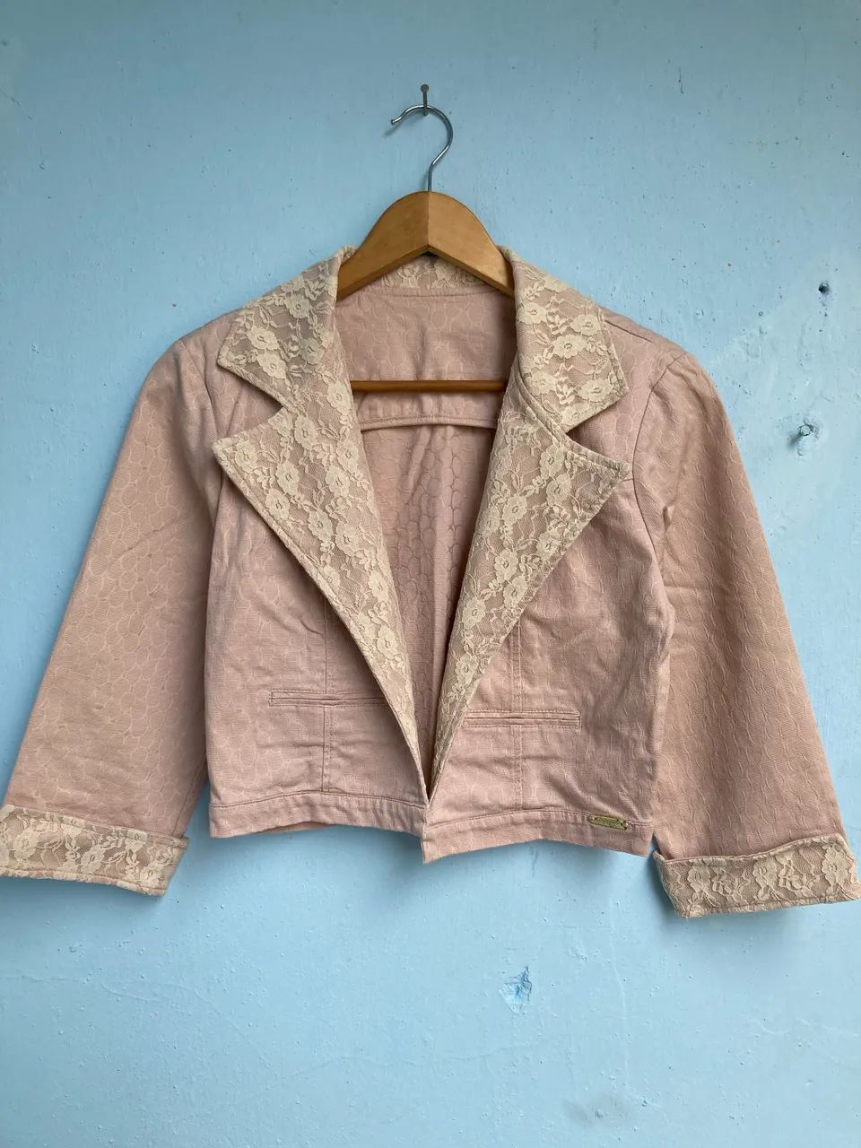 Jaqueta Cropped Rosa com Renda, Tam P