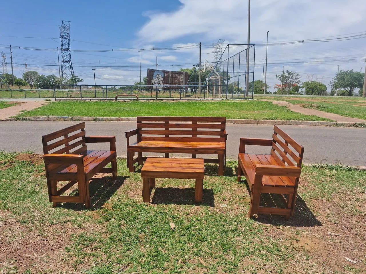 Lindo conjunto de bancos em pallet 