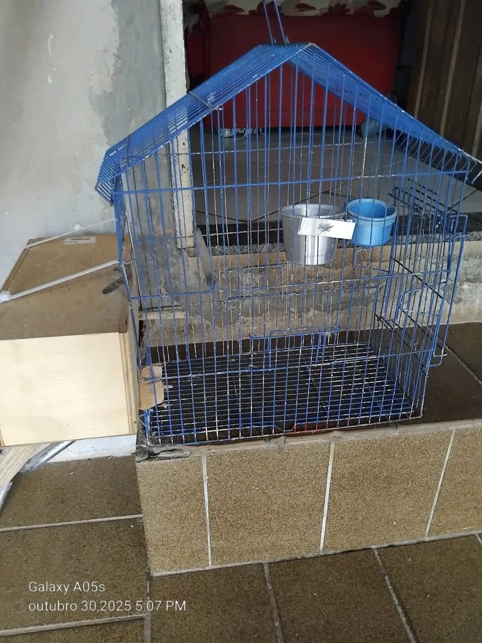 Gaiola usada com toca para calopsita 