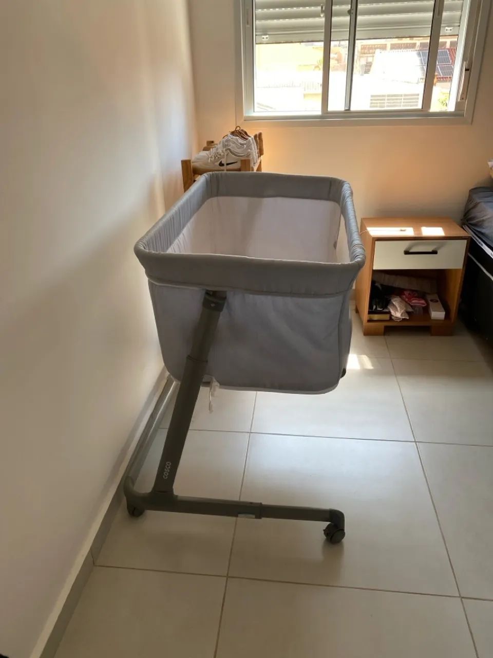 Berço Cosco Co bed Pluggy 0 a 9 kg - cinza claro  - Foto 3