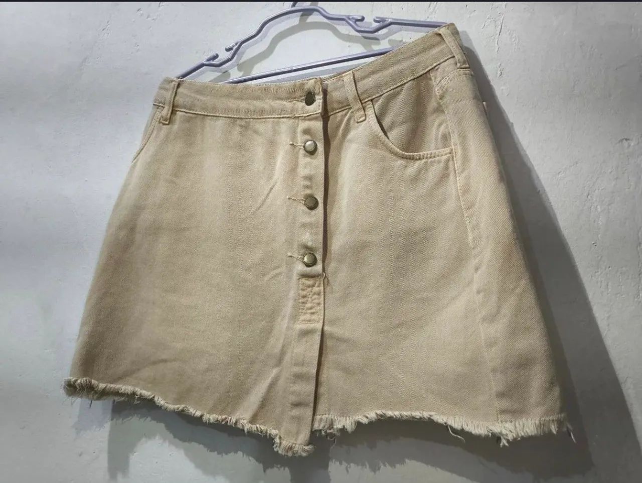 Saia Jeans Bege com Botões e Barra Desfiada - Foto 3