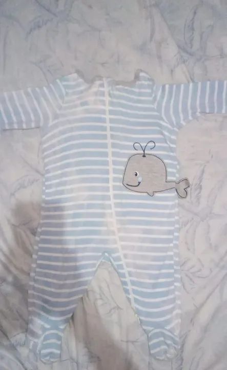 Macacão de bebê com estampa de baleia
