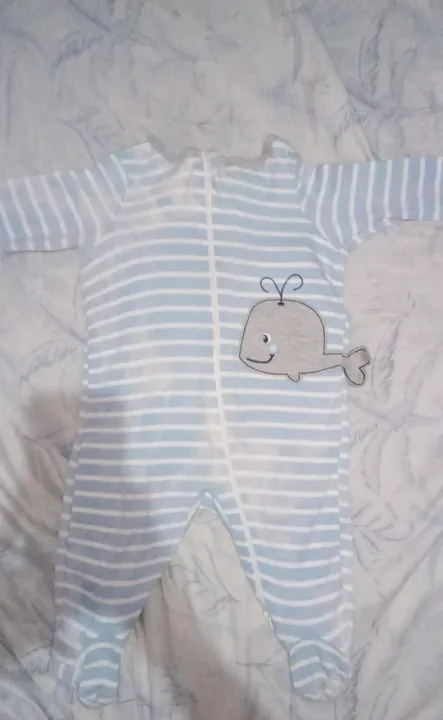 Macacão de bebê com estampa de baleia