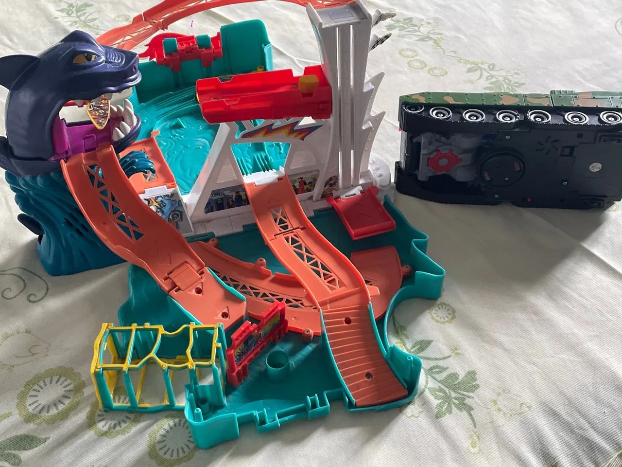 Playset Hot Wheels com Rampa e Shark Attack