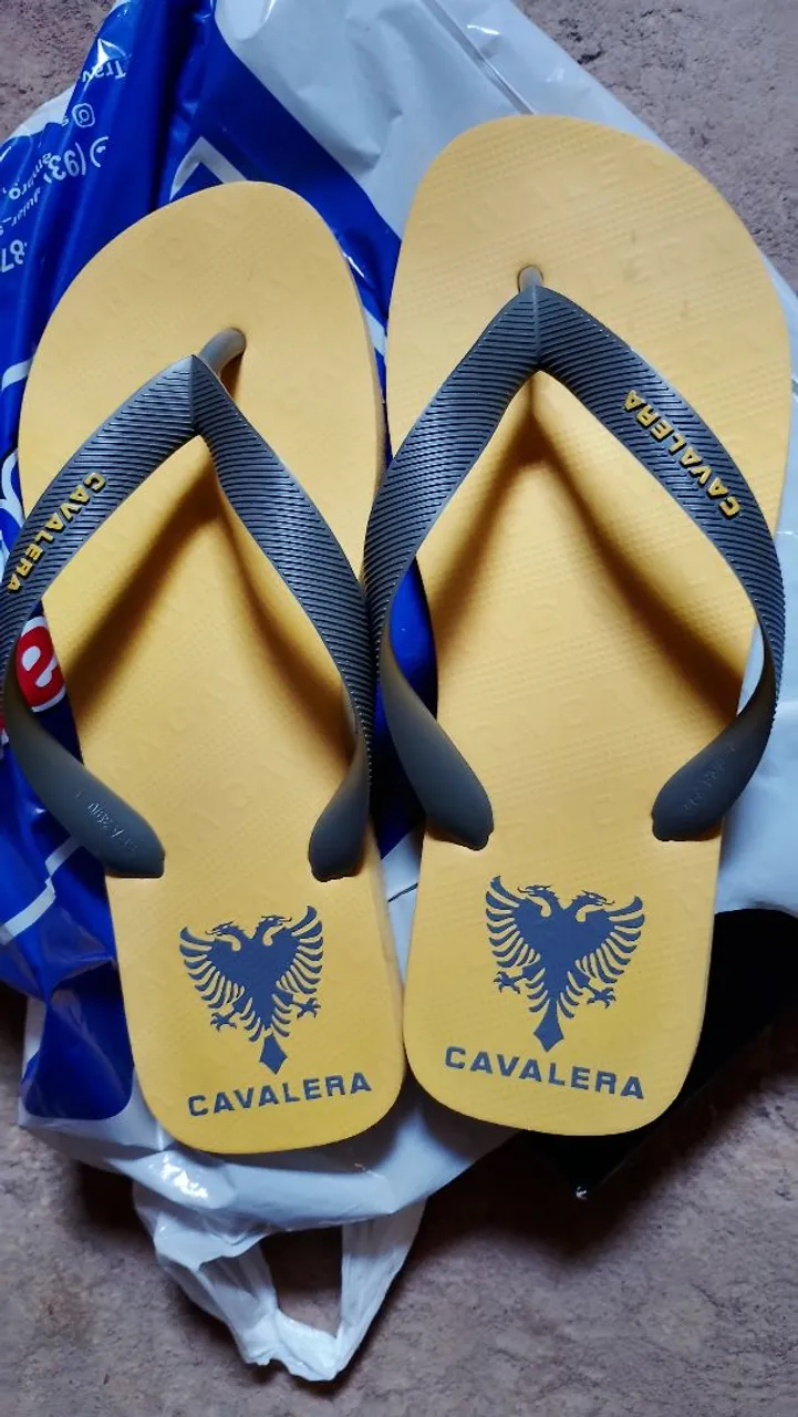Chinelo Cavalera Amarelo com Logo