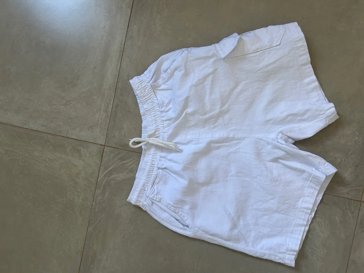 Shorts de tecido branco com cordão