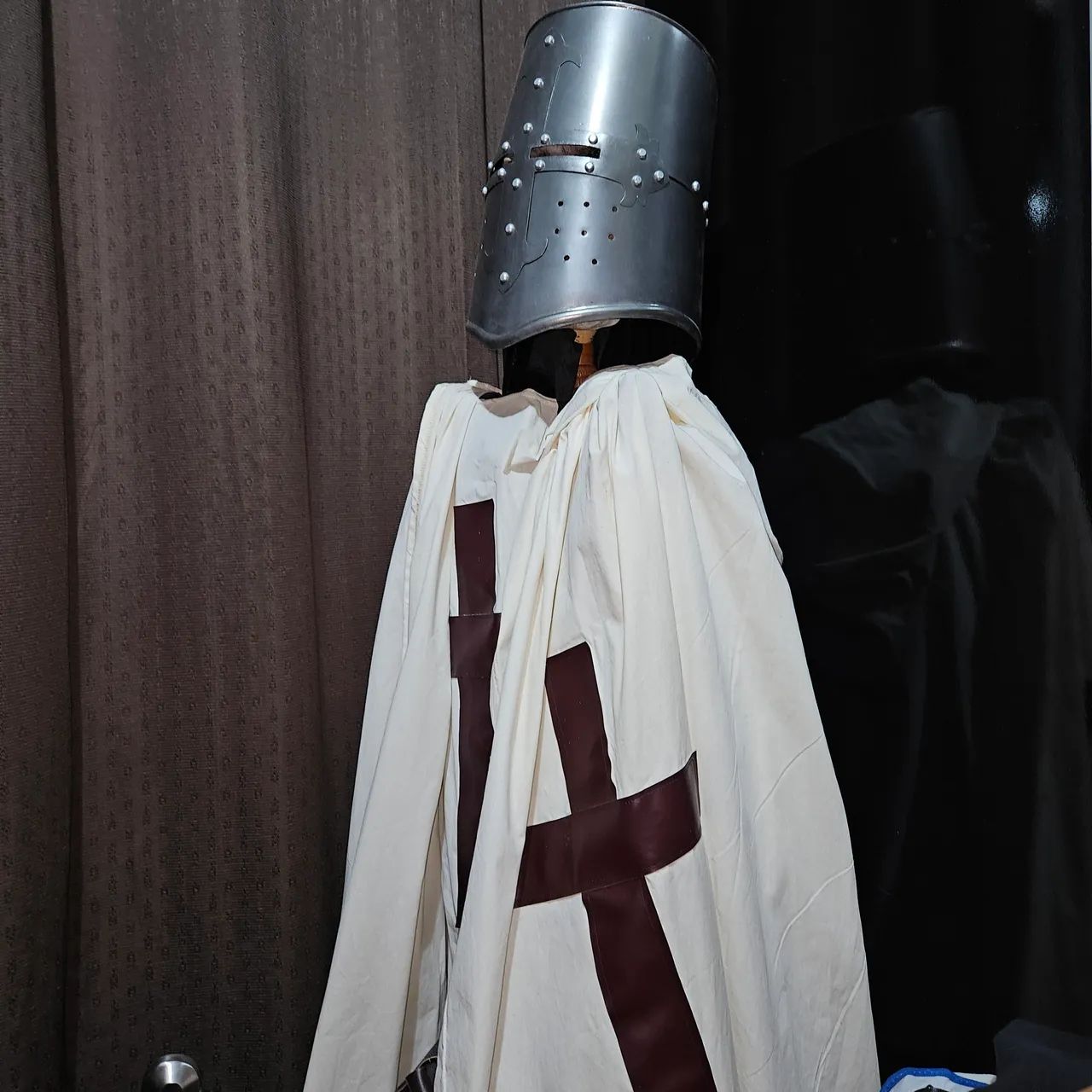 Capacete e túnica de cavaleiro templário  - Foto 2