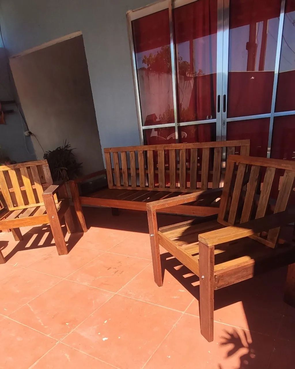Conjunto de Sofá e Poltronas de Madeira - Foto 2