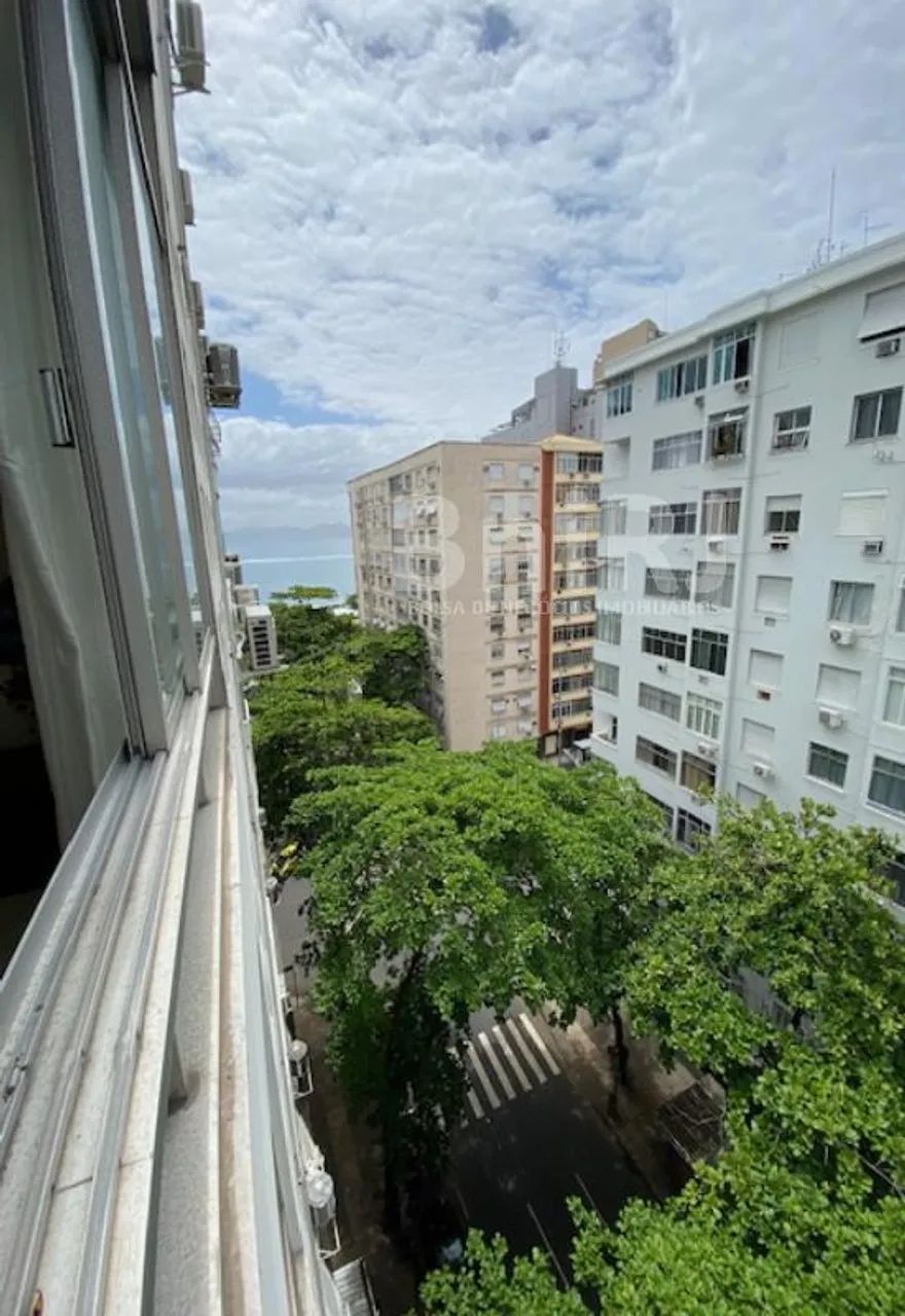 Rainha Elizabeth - Posto 6, uma quadra da praia