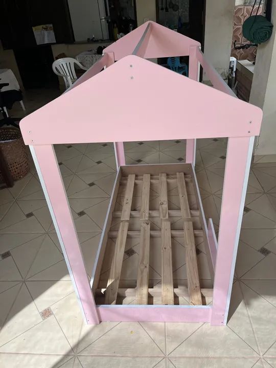 Cama de madeira infantil - Rosa - Seminova - Foto 2