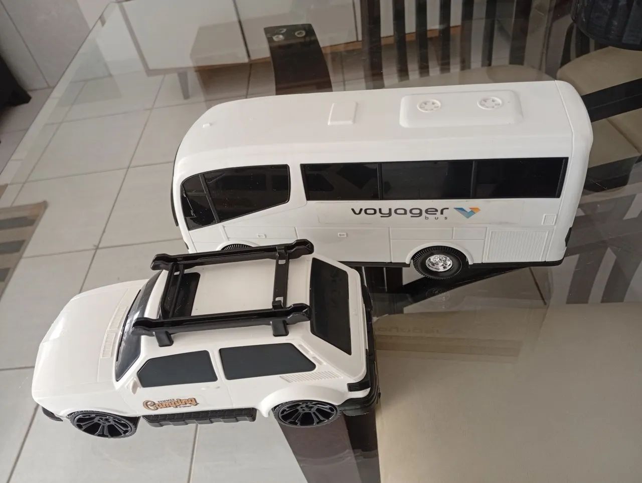 Ônibus mas carro branco 