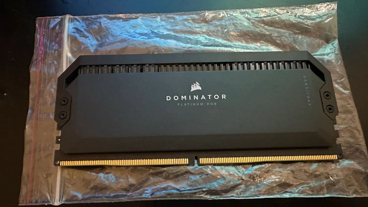 Memória RAM Corsair Dominator Platinum RGB DDR5 16GB 6200MHz defeituosa 