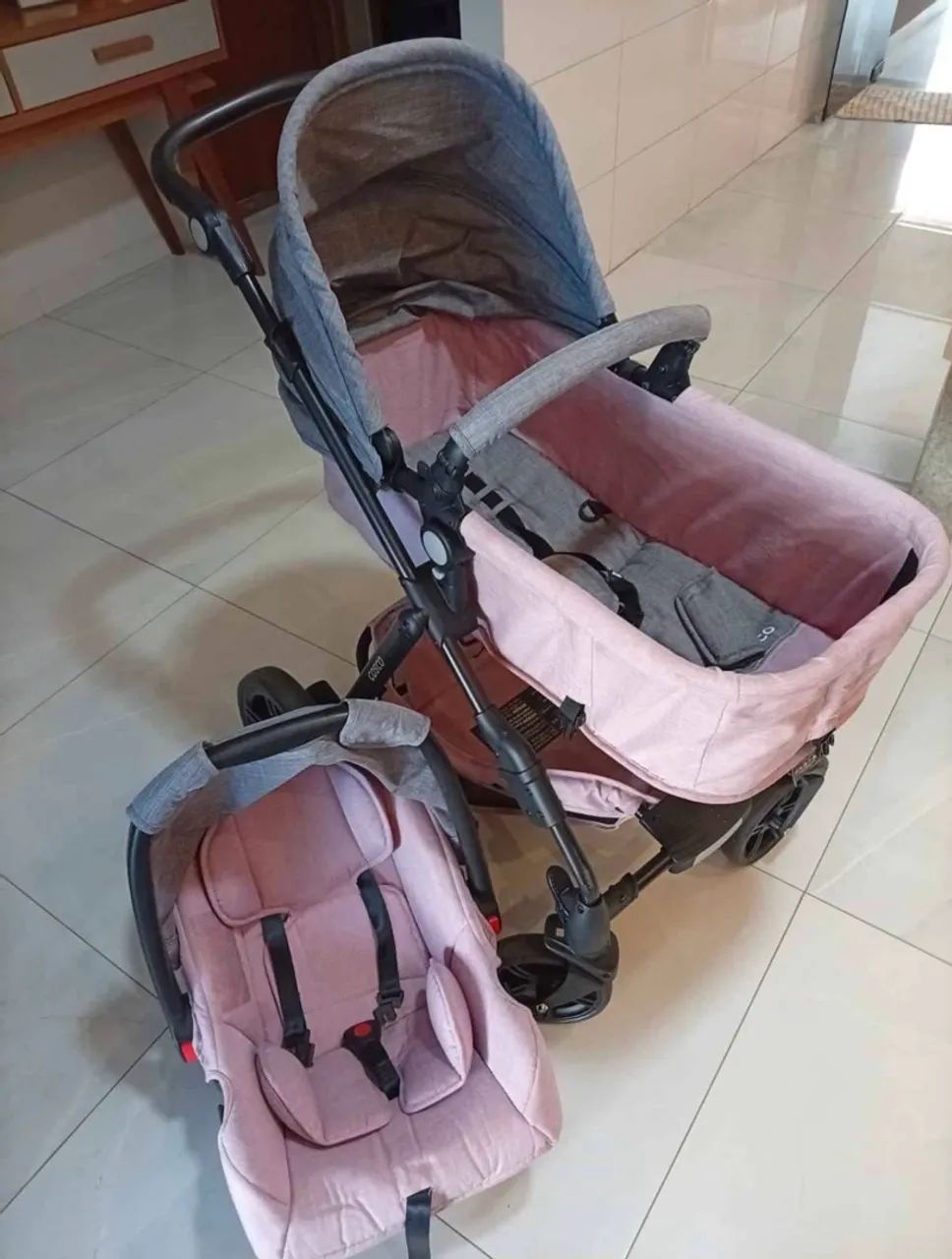 Vendo carrinho de bebê cosoco rosa e cinza  e bebê conforto  - Foto 4