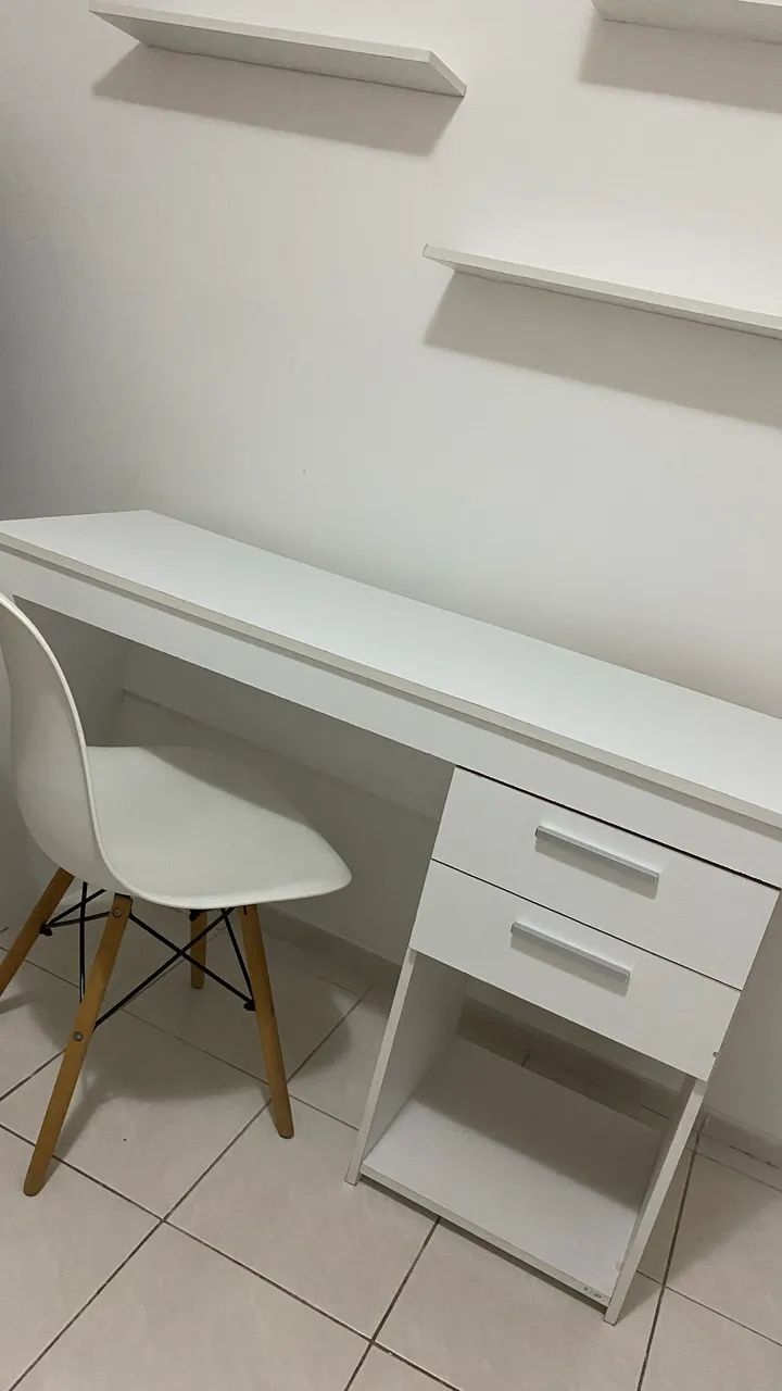 Escrivaninha + Cadeira + Nichos 